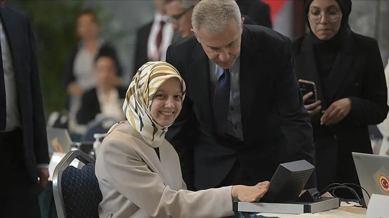 Meclis'in en genç milletvekili Rizeli Zehranur Aydemir kaydını yaptırdı