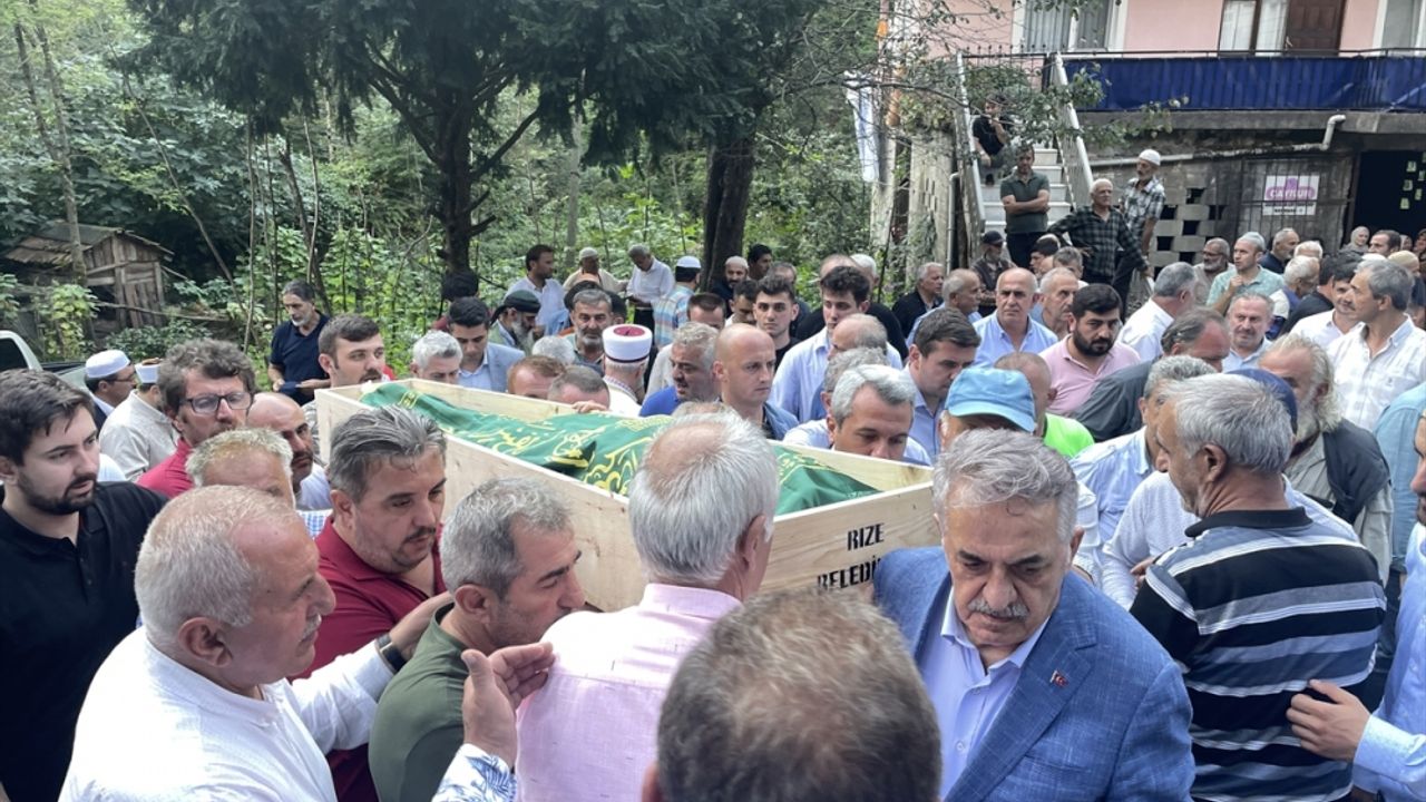 AK Parti Genel Başkan Yardımcısı Hayati Yazıcı, amcasının cenaze törenine katıldı