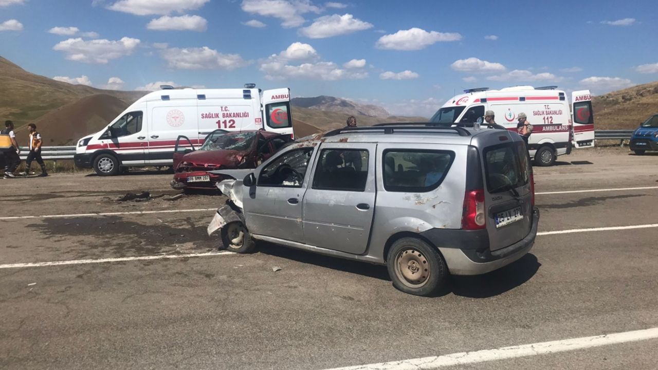 Bayburt'ta otomobil ile hafif ticari aracın çarpıştığı kazada 11 kişi yaralandı