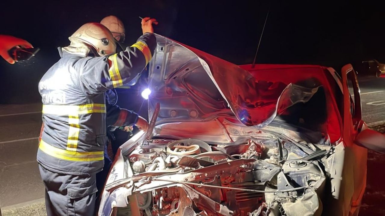 Düzce'de kaza yaptıktan sonra ön tarafı yanan aracın sürücüsü yaralandı