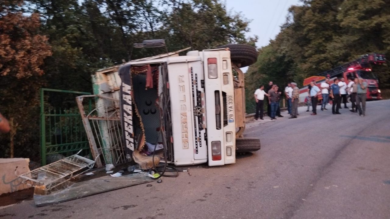 Karabük'te devrilen tomruk yüklü kamyonun sürücüsü yaralandı