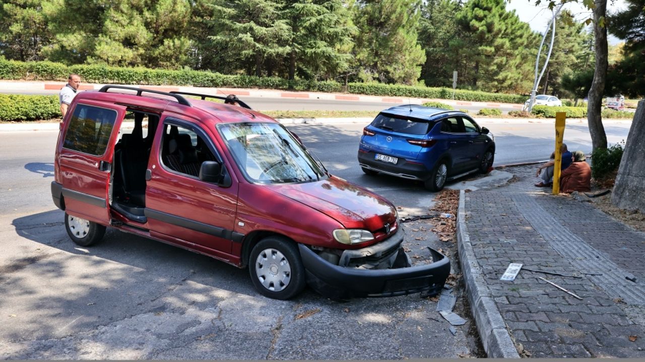 Samsun'da hafif ticari araçla otomobilin çarpıştığı kazada bir kişi yaralandı