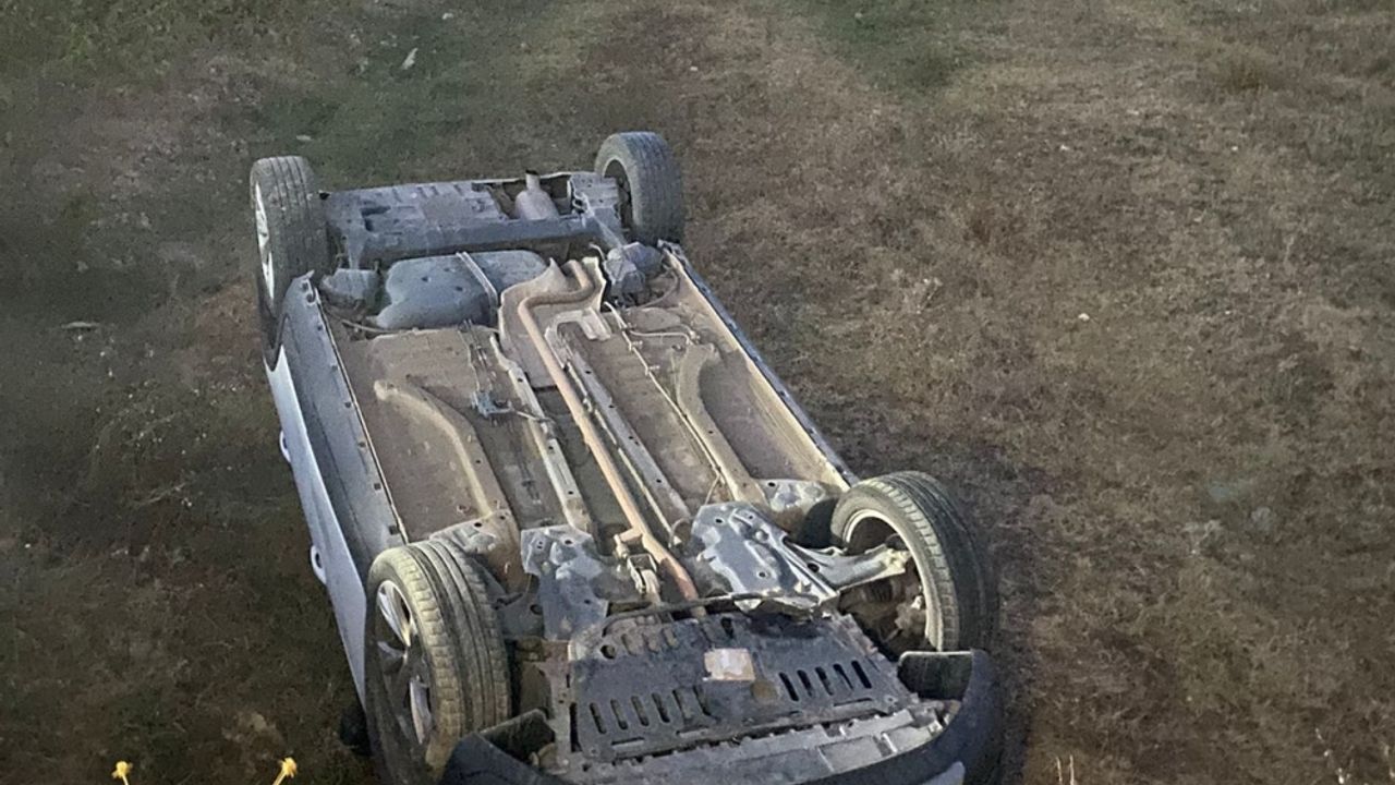 Saraydüzü’nde devrilen otomobilin sürücüsü yaralandı
