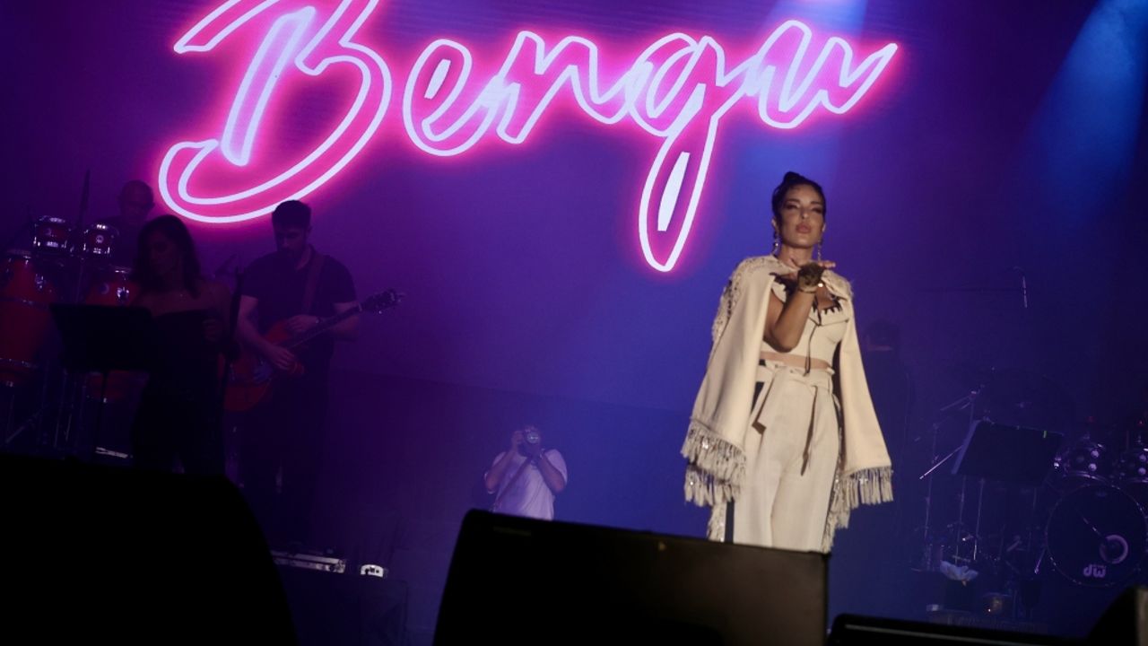 Şarkıcı Bengü, Trabzon'da konser verdi