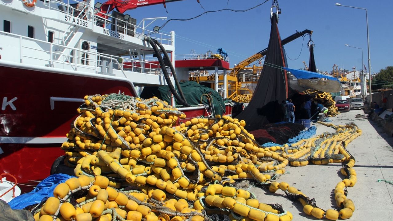 Sinop'ta balıkçılar ağlarını Karadeniz'e bırakmak için gün sayıyor