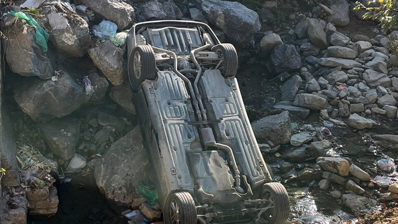 Sinop'ta dereye devrilen otomobildeki 5 kişi yaralandı