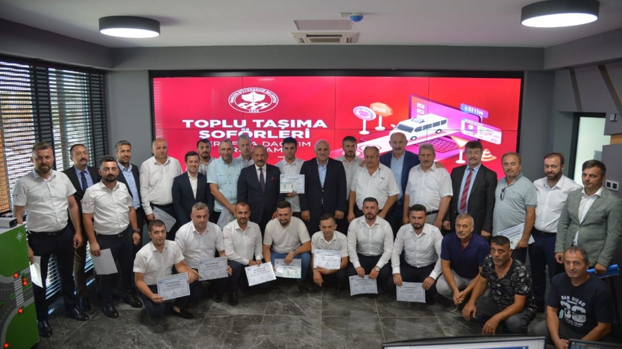 Trabzon'da çeşitli eğitimlerden geçen toplu taşıma araç şoförlerine sertifika verildi