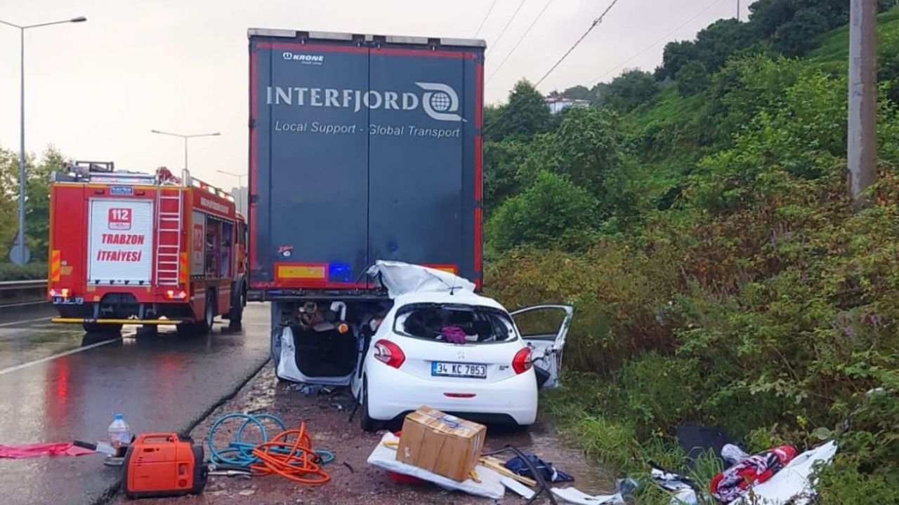 Trabzon'da otomobil park halindeki tıra çarptı 2 kişi öldü