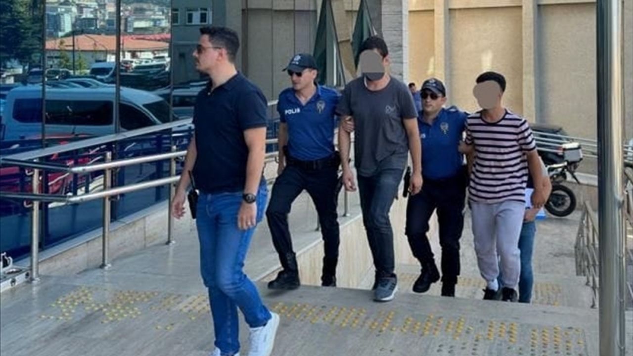 Zonguldak'ta banka görevlisi olarak tanıttıkları kişiyi dolandıran 2 şüpheli tutuklandı
