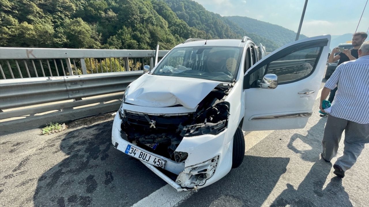 Anadolu Otoyolu'nda hafif ticari aracın otomobile çarptığı kazada 6 kişi yaralandı