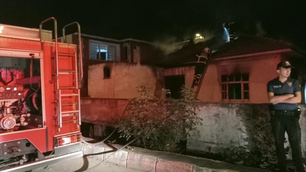 Karabük'te yangın çıkan tek katlı ev kullanılamaz hale geldi