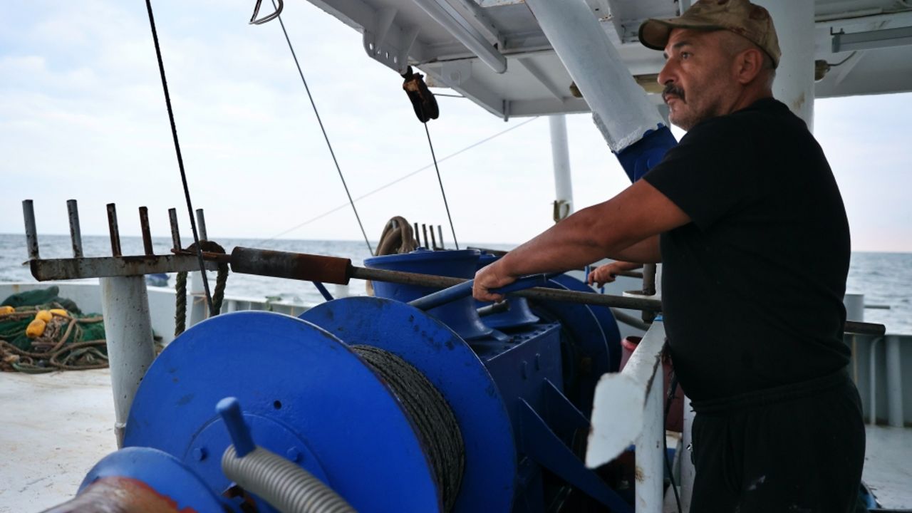 Karadenizli balıkçı, ağlara takılan atıkları geri dönüşüme kazandırıyor