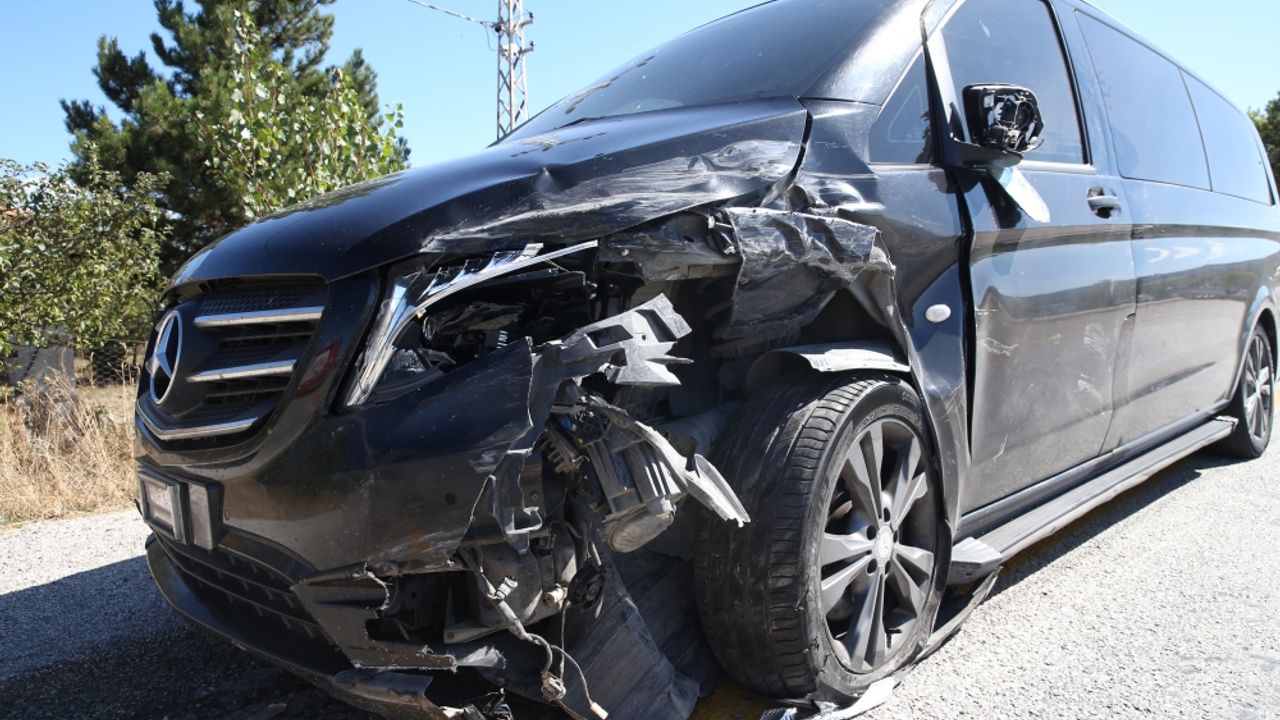 Kastamonu Belediye Başkanı'nın bulunduğu panelvan otomobille çarpıştı