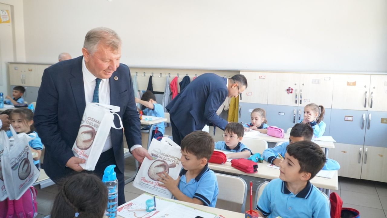 Osmancık Belediyesinden ilkokula başlayan öğrencilere kırtasiye desteği