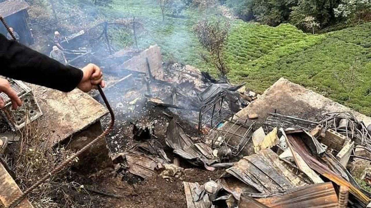 Çayeli'nde iki katlı ev yandı