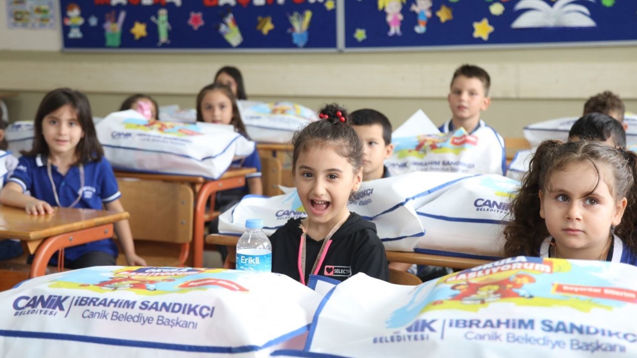Samsun'da ilkokula başlayan 2 bin öğrenciye çanta ve kırtasiye desteği