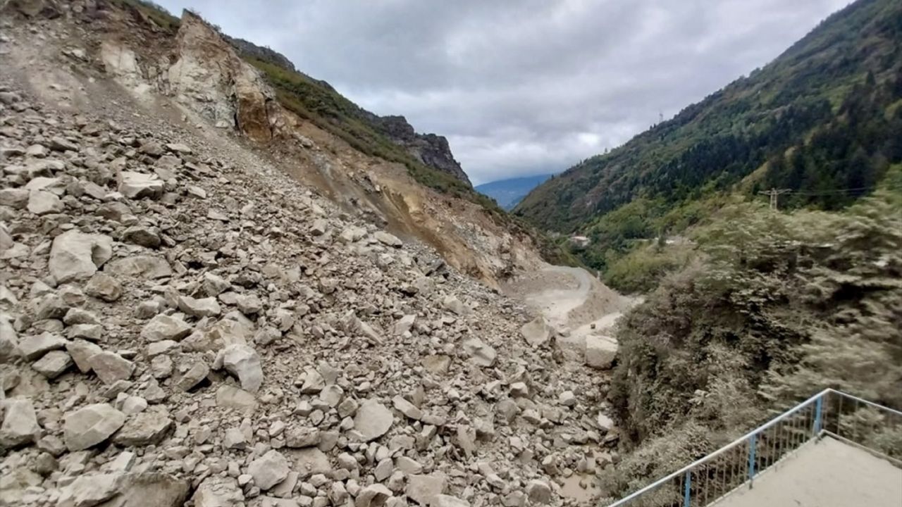 Trabzon'da kullanılmayan taş ocağında çökme meydana geldi