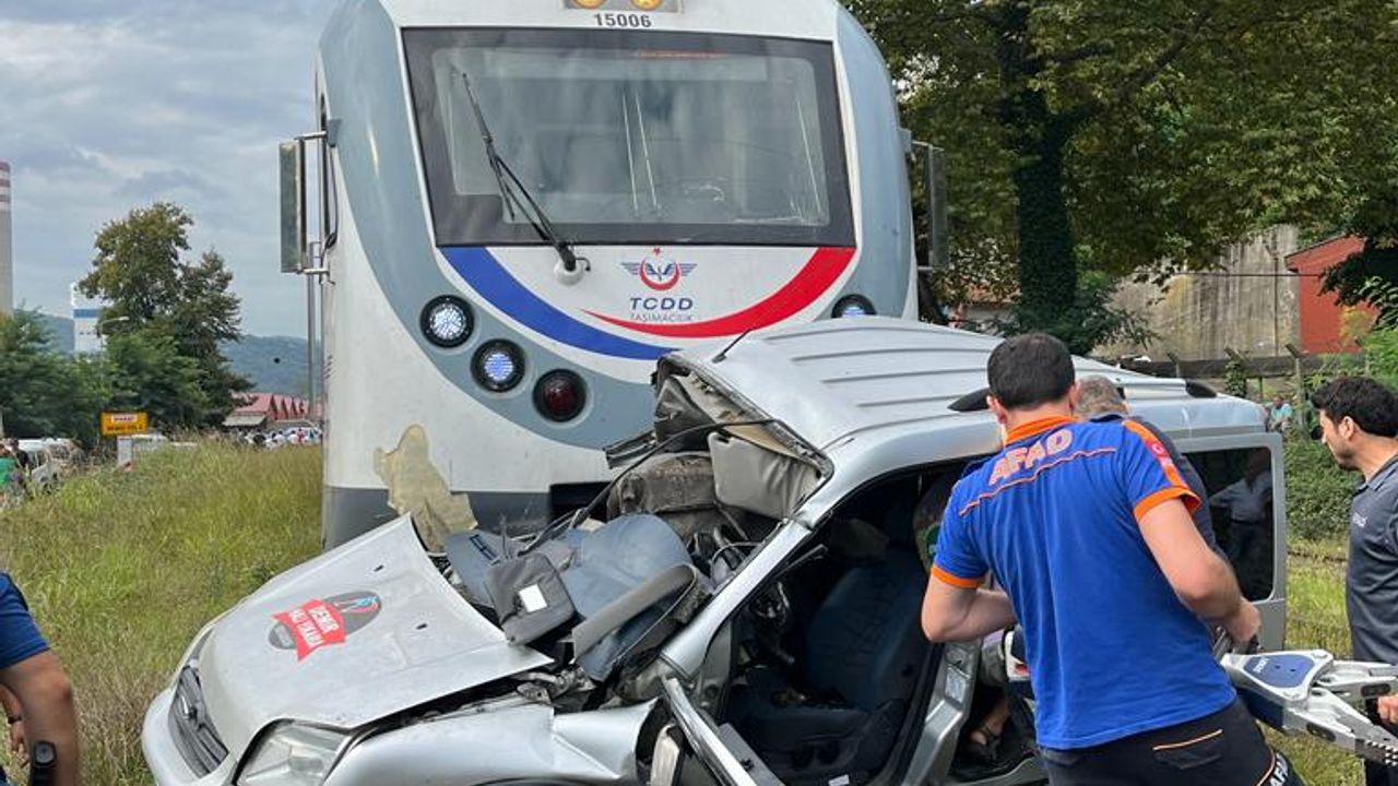Zonguldak'ta yolcu treninin çarptığı aracın sürücüsü ağır yaralandı
