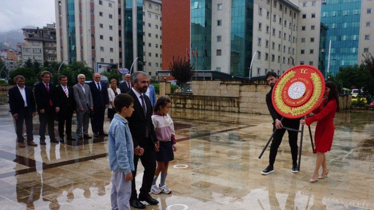 Rize’de İlköğretim Haftası dolayısıyla Atatürk Anıtı'na çelenk sunuldu