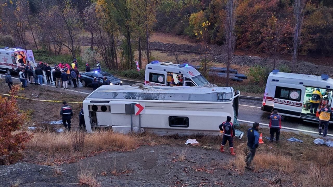 Amasya'da devrilen otobüsteki 20 yolcu yaralandı