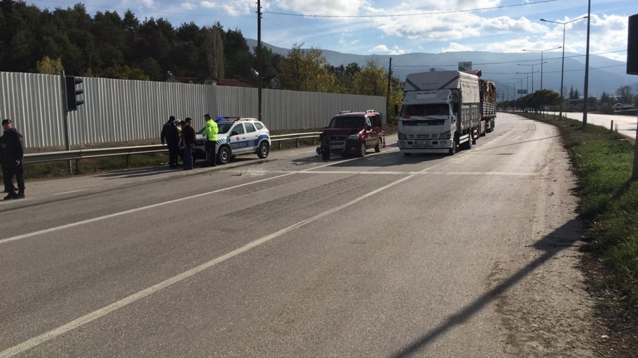 Amasya'da otomobil ile hafif ticari araç çarpıştı, 1 kişi yaralandı