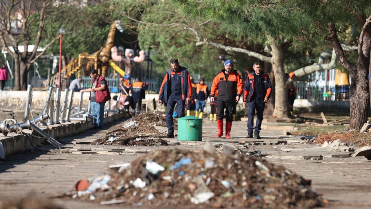 Fırtına ve selden etkilenen Zonguldak'ta temizlik çalışmaları yapılıyor