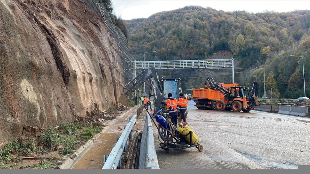 Heyelan riski nedeniyle ulaşıma kapatılan Bolu Dağı Tüneli İstanbul istikametinde çalışma yürütülüyor