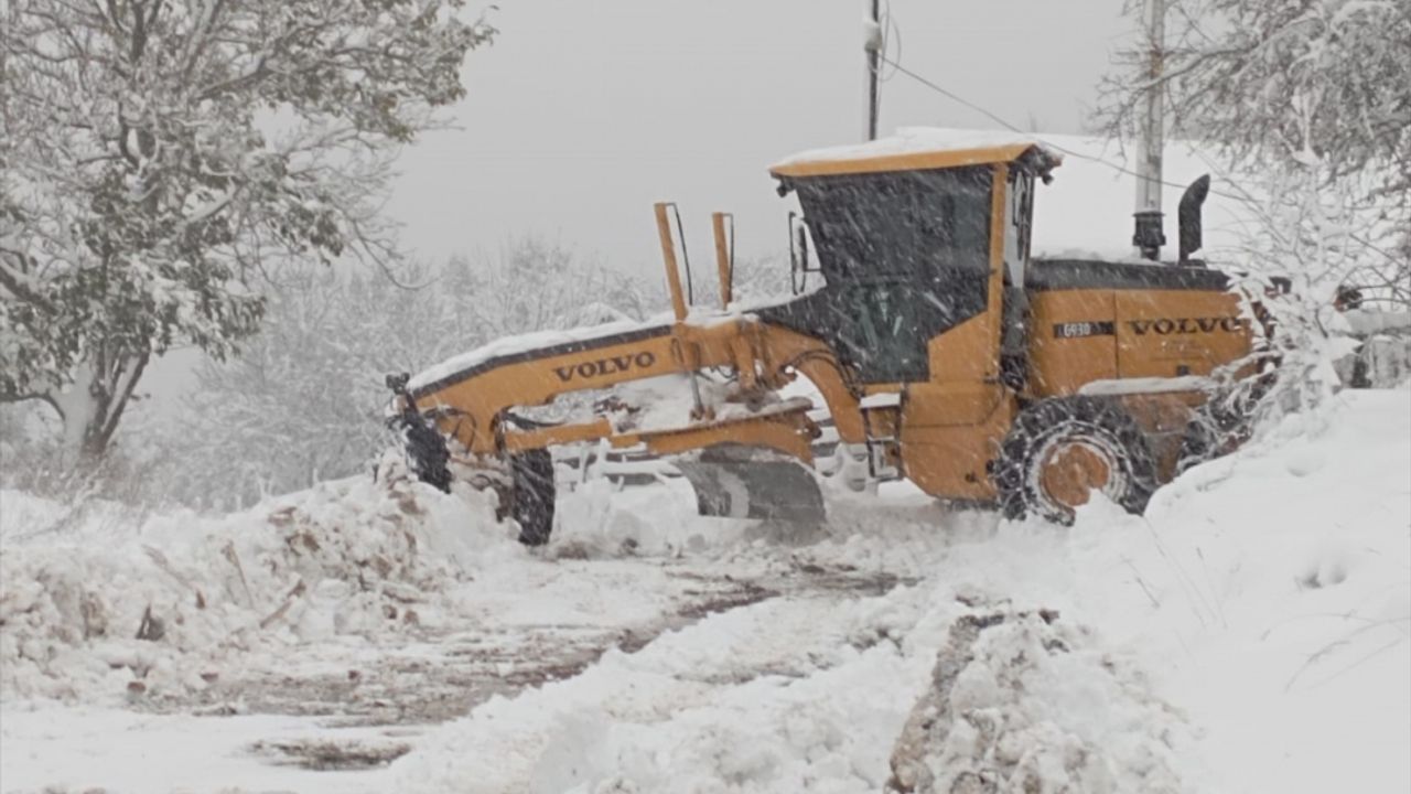 Kastamonu'da ekipler, yüksek kesimlerdeki yollarda kar temizleme çalışması yapıyor