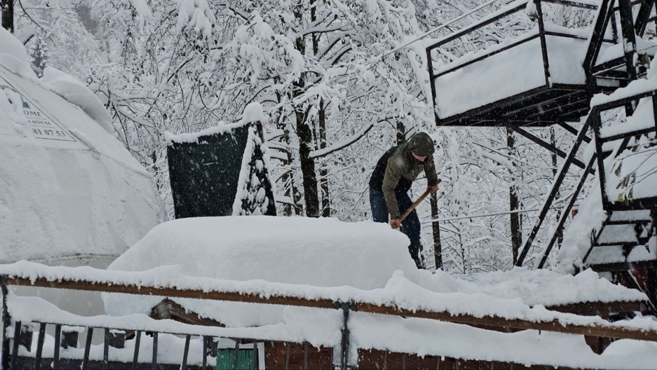 Rize, Artvin ve Bayburt'ta kar yağışı etkili oluyor