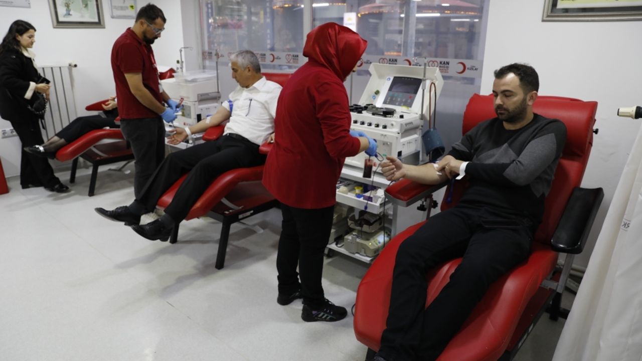 Samsun'da Türk Kızılaya kan bağışı yapanlara kitap hediye edildi