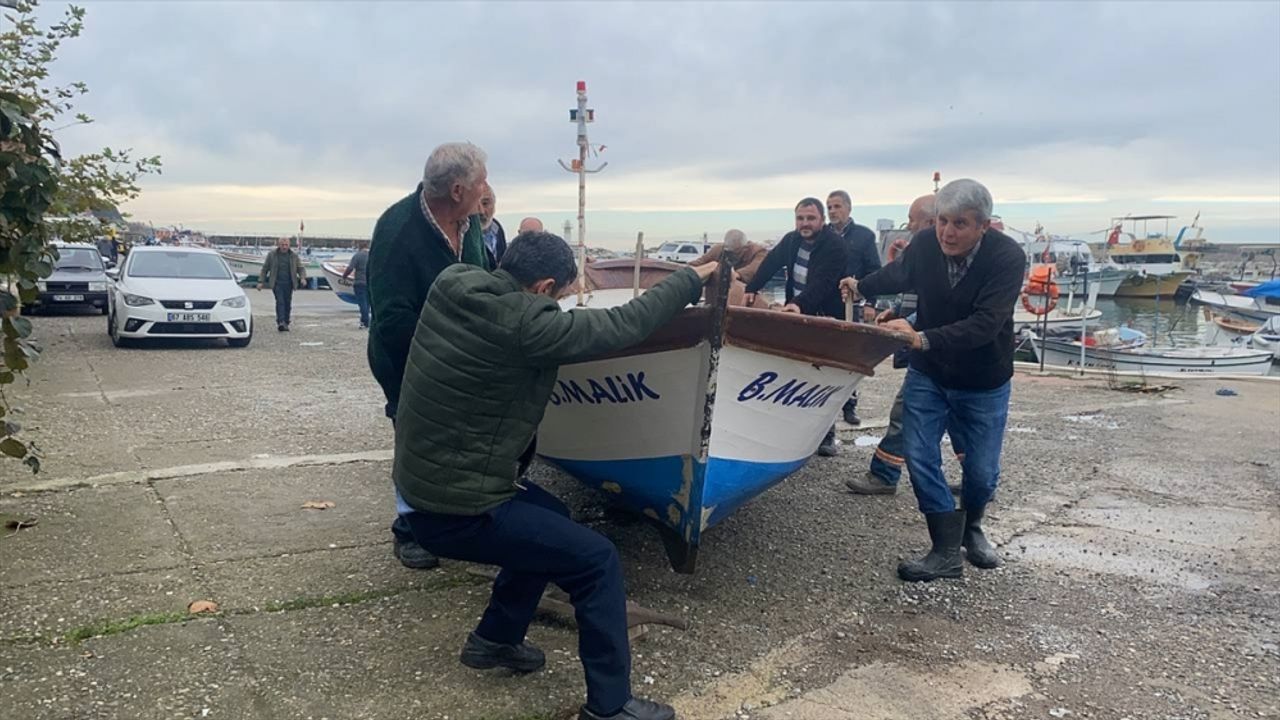Zonguldak'ta balıkçılar hafta sonu beklenen fırtına öncesinde önlem aldı
