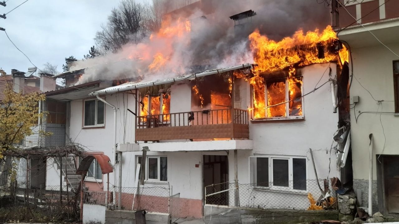 Bolu'da 2 katlı ahşap ev yandı