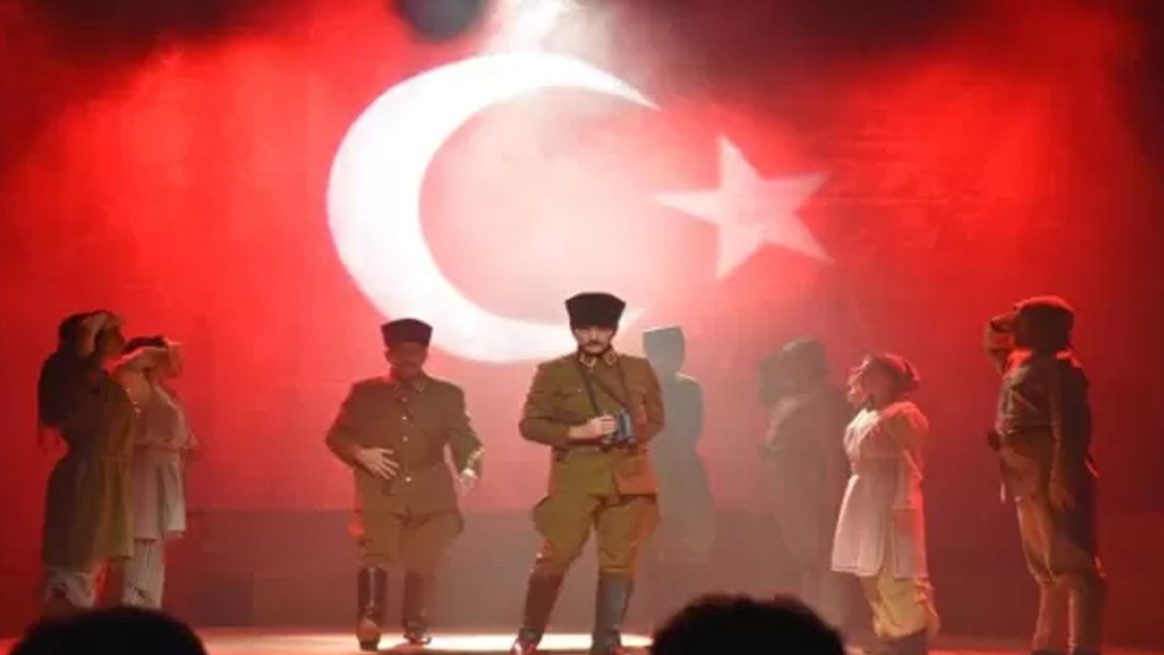 Trabzon'da "Cumhuriyet'e Doğru" oyunu sahnelendi
