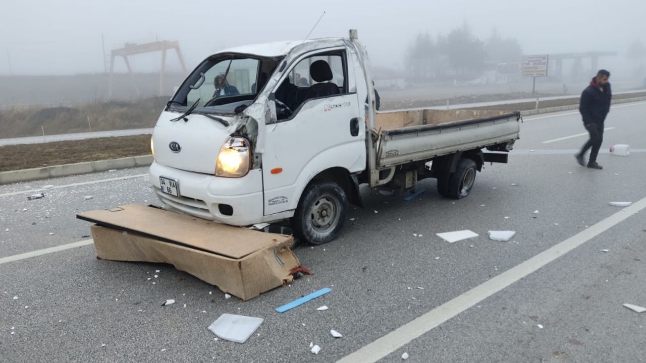 Amasya'da 3 aracın karıştığı trafik kazasında 2 kişi yaralandı