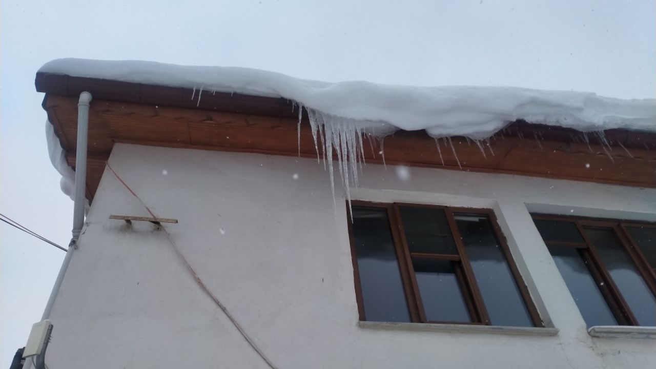 Başçiftlik'te çatılarda oluşan buz sarkıtları temizleniyor