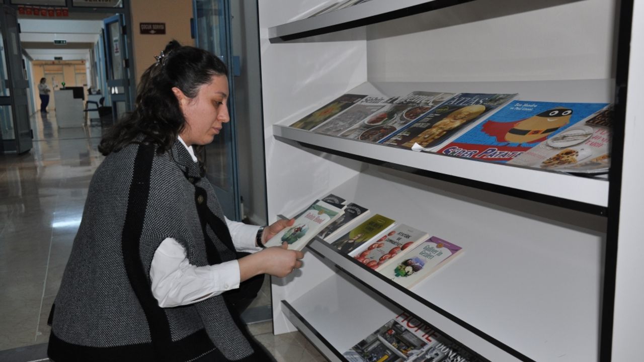 Gümüşhacıköy Devlet Hastanesi'nde hasta ve hasta yakınları için kitaplık kuruldu