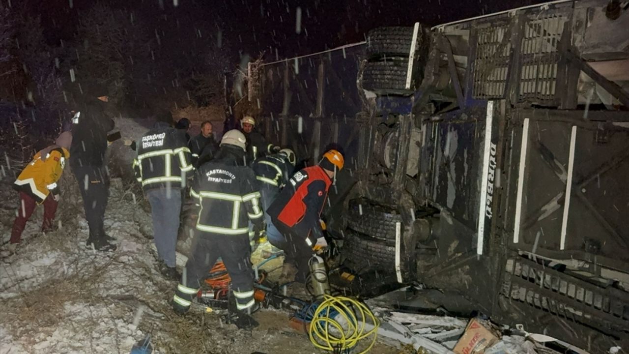 Kastamonu'da yolcu otobüsünün devrildiği kazada 4 kişi öldü
