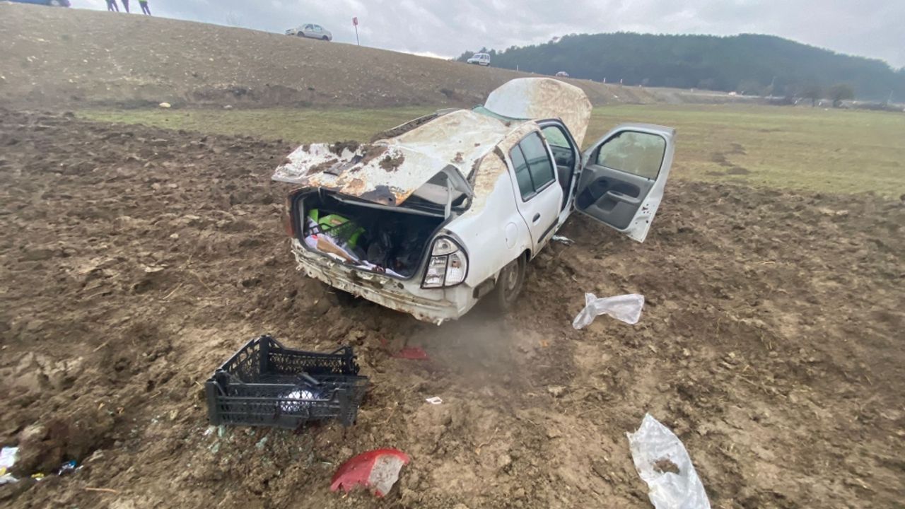 Mudurnu'da kaza yapan otomobildeki karı koca yaralandı