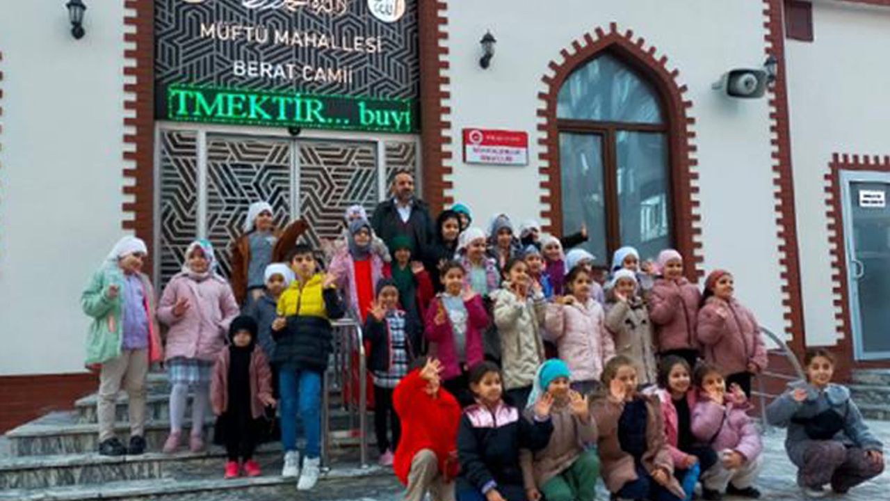 Rize’de Mahalle çocukları camide buluşuyor
