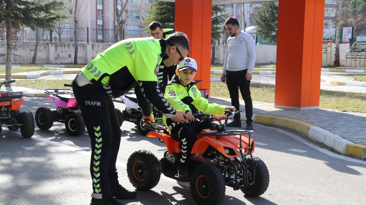 Amasya'da minik öğrencinin "trafik polisi olma" hayalini polisler gerçekleştirdi