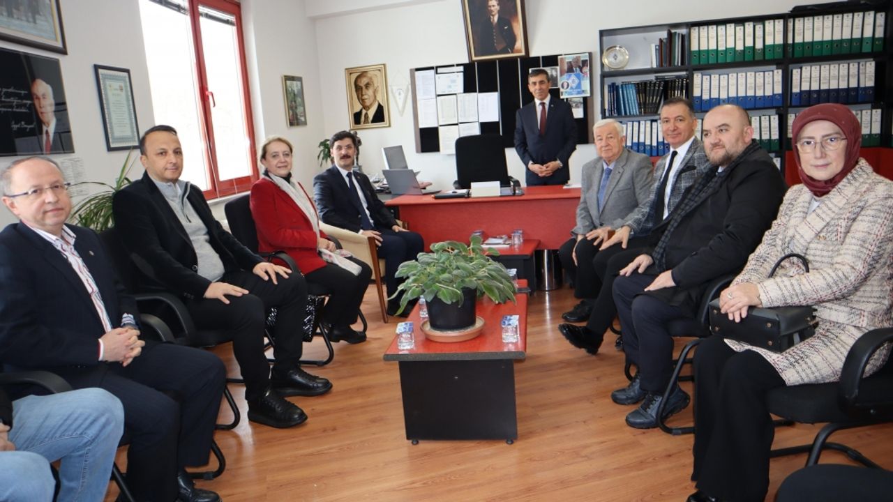 DÜZELTME - "AK Parti Bolu Belediye Başkanı Demirkol'dan ziyaretler" haberimizin başlığı "AK Parti Bolu Belediye Başkan adayı Demirkol'dan ziyaretler" şeklinde düzeltilmiştir.
