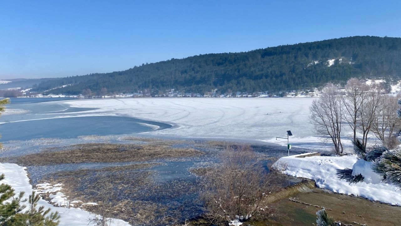 Karabük'te soğuk hava göletlerin yüzeyini dondurdu