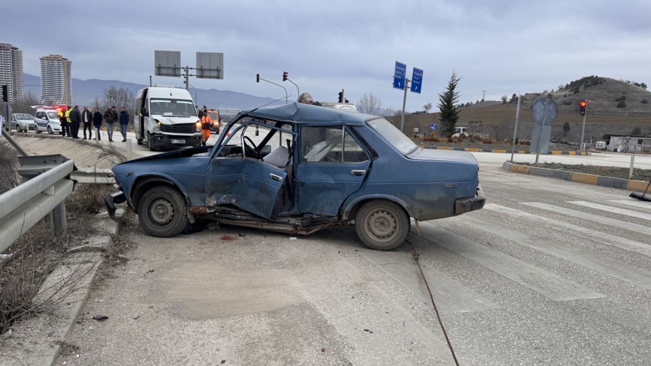 Kastamonu'da servis minibüsü ile otomobilin çarpıştığı kazada 6 kişi yaralandı