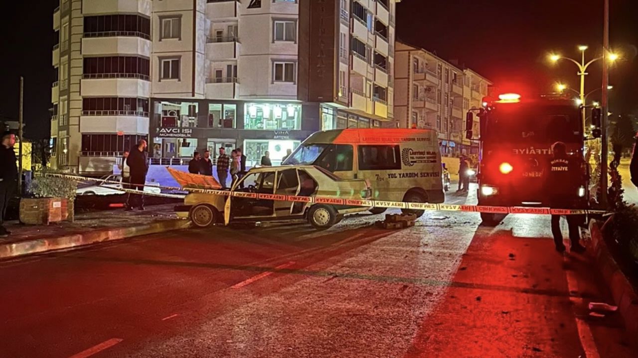 Tokat'ta minibüs ile otomobilin çarpıştığı kazada 3 kişi yaralandı