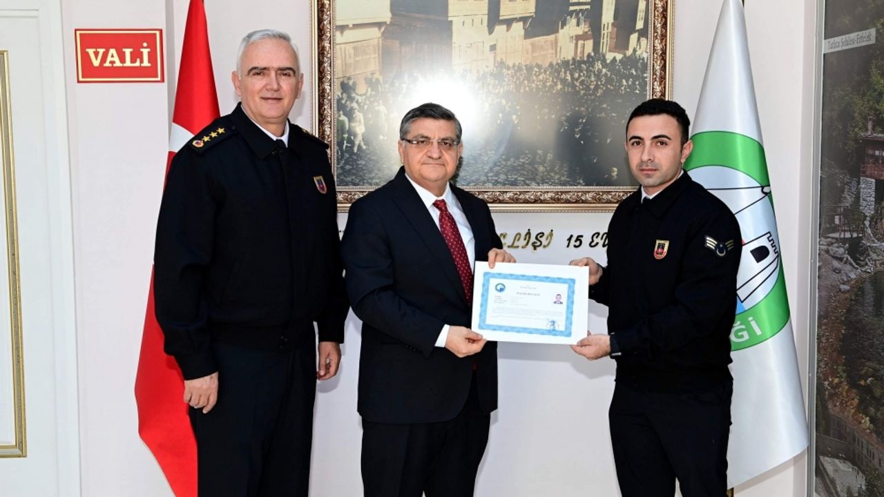 Vali Özarslan'dan jandarma personeline başarı belgesi