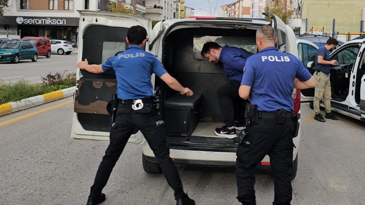 Çorum'da polisten kaçmaya çalışan sürücü 20 kilometrelik kovalamacayla yakalandı