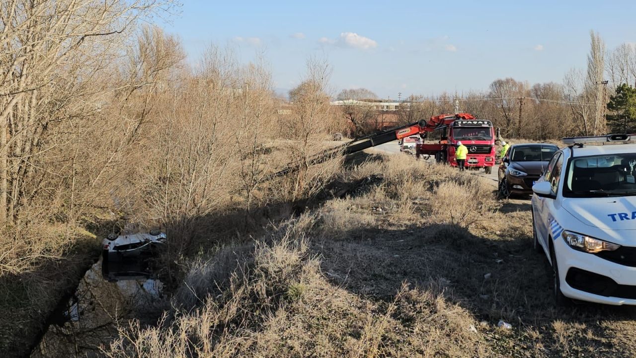 Çorum’da dere yatağına devrilen otomobilin sürücüsü yaralandı