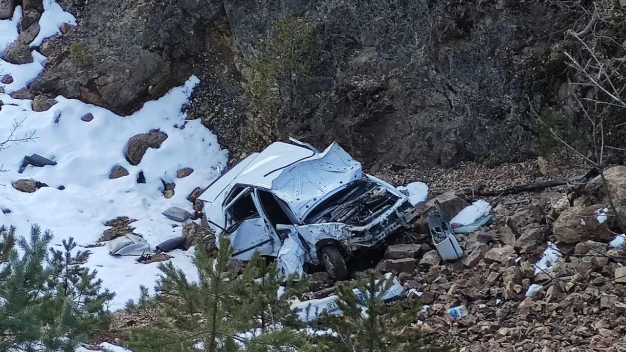Gümüşhane'de dere yatağına devrilen otomobilin sürücüsü hayatını kaybetti