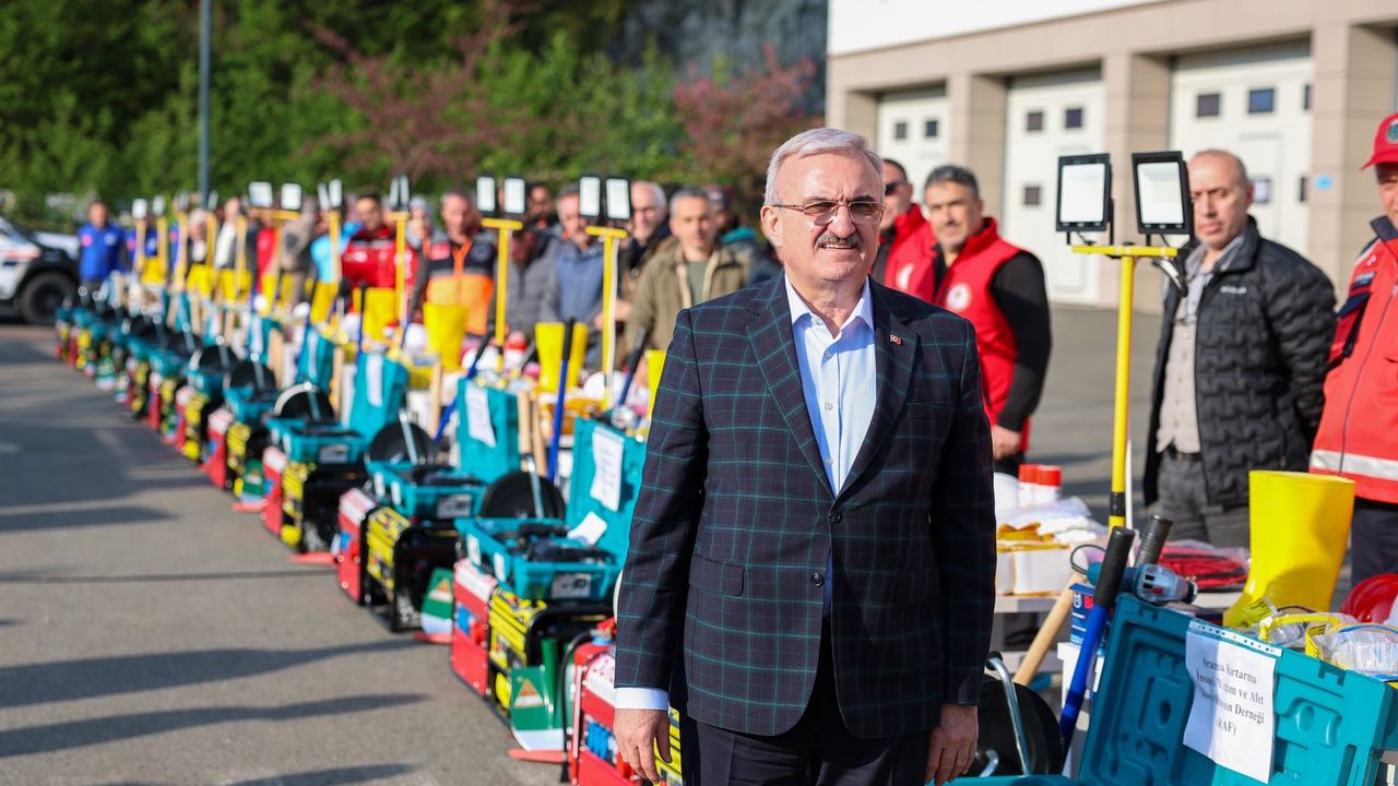 AFAD, Rize'de 15 gönüllü ekibe afet malzemeleri teslim etti, müdahaleyi güçlendirmek için bilgi alışverişi yapıldı