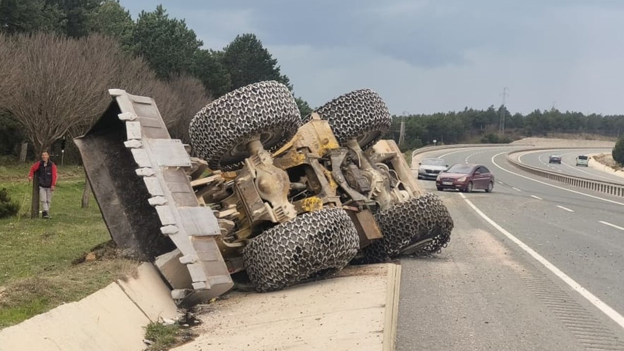 Kastamonu'da tırın üzerindeki iş makinesi yol kenarına devrildi
